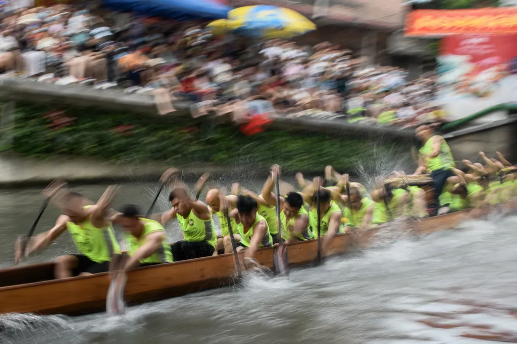 Sárkányhajó Kína Dragon boat drifting in Chinaâs Foshan festival 