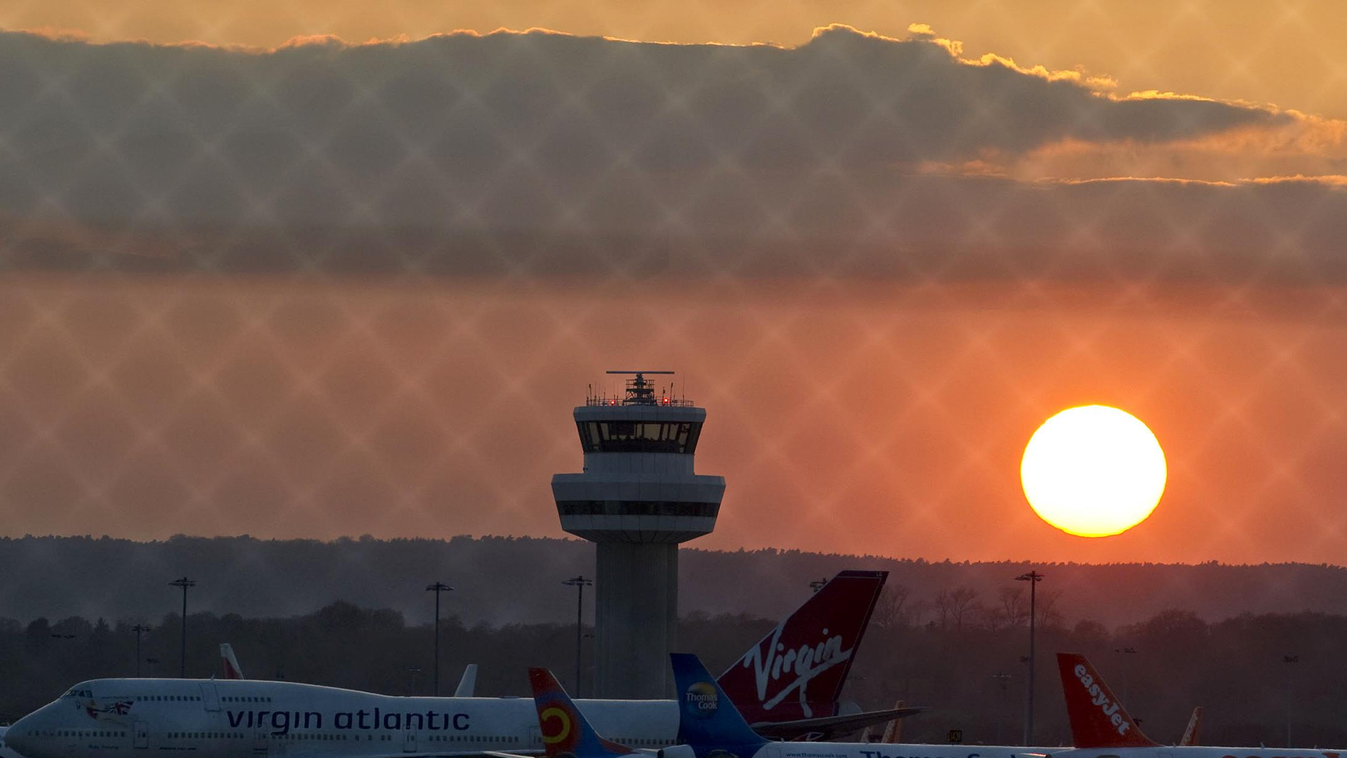 The sun sets over grounded aircraft at London's Gatwick Airport in southern England, on April 15, 2010. Hundreds of flights worldwide were cancelled 

A világ legrosszabb repterei 