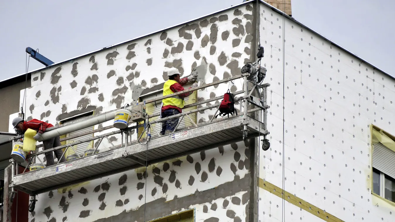 építőipari munkás építőmunkás korszerűsítés panelház szigetelés 