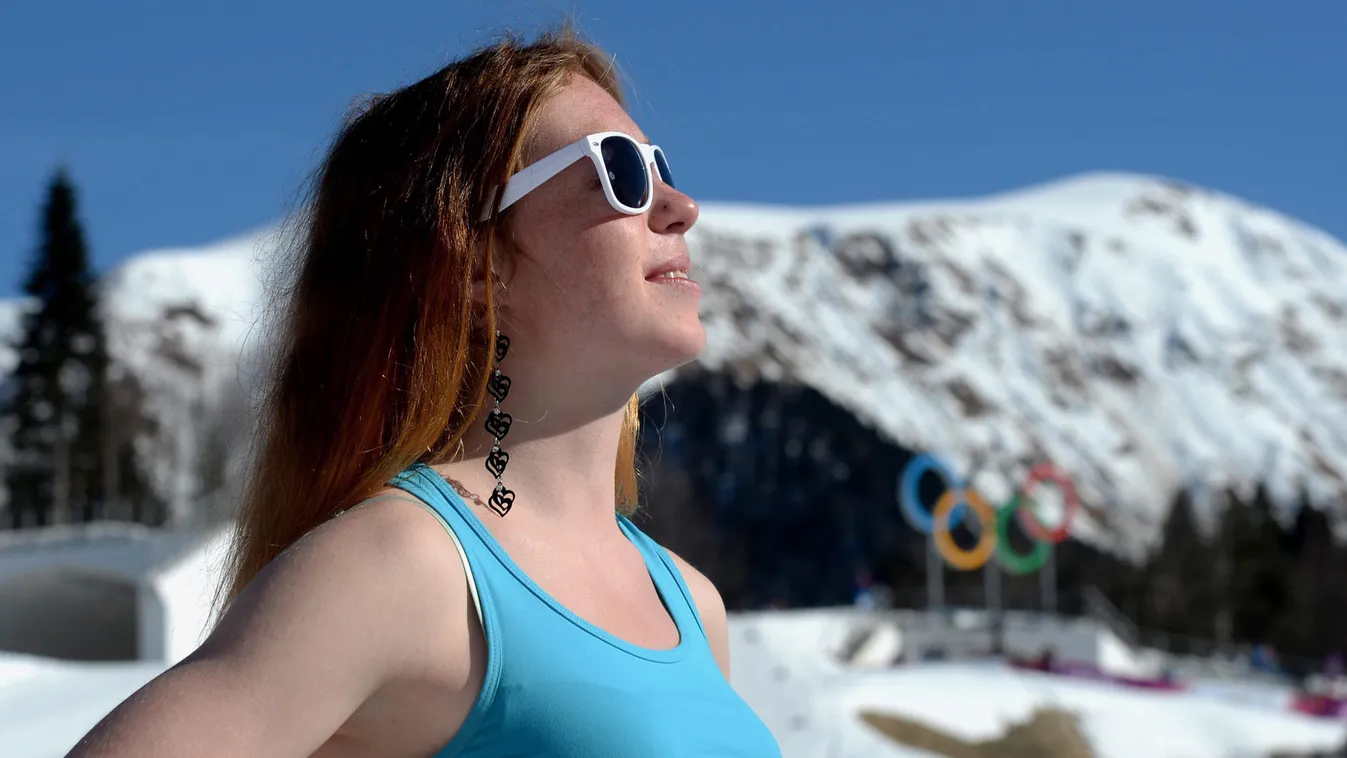 Napozik egy önkéntes, mielőtt elkezdődik a 2014-es szocsi téli olimpia 10 kilométeres női klasszikus stílusú sífutóversenye Krasznaja Poljanában, a Laura Sífutóközpontban 2014. február 13-án. (MTI/EPA/Hendrik Schmidt) 