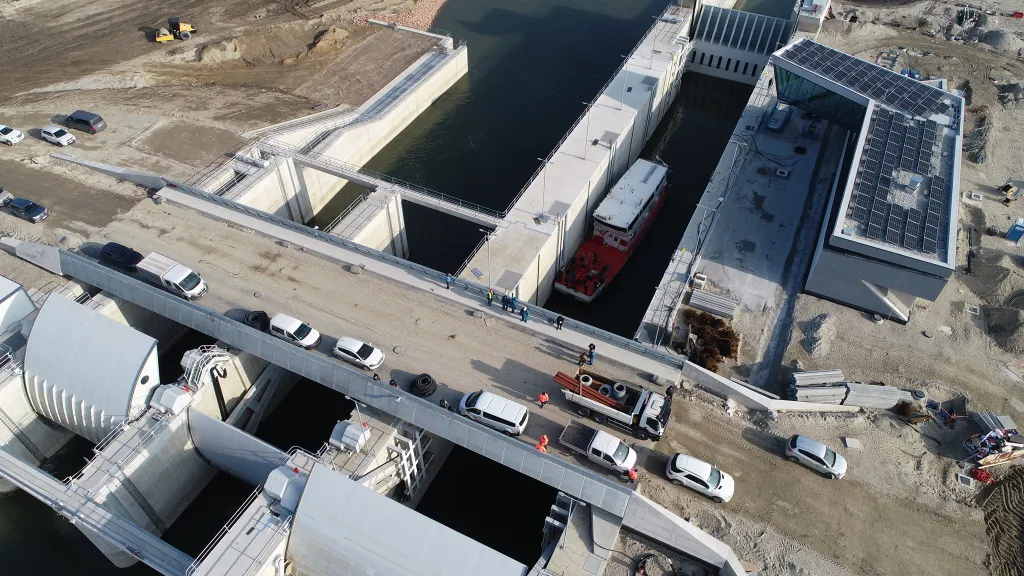 átkelt az első hajó a Mosoni-Duna vízszintjét helyreállító projektben épült zsilipen, Észak-dunántúli Vízügyi Igazgatóság, 2022.01.27-i történelmi pillanat 