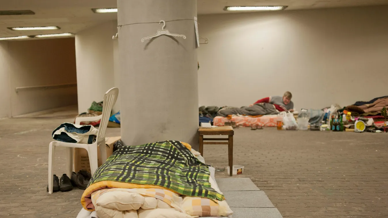 aluljáró hajléktalan KÖZLEKEDÉSI LÉTESÍTMÉNY SZEMÉLY Budapest, 2013. december 4.
Hajléktalanok a budapesti Rákóczi híd alatti aluljáróban 2013. december 4-én.
MTI Fotó: Kallos Bea 