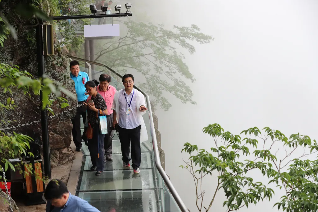 Lingyundu glass trestle opens to public in east China China Chinese Zhejiang Ningbo glass trestle glass trestle Lingyundu Xuedou Mountain Lingjüntu üvegpadlós sétautat 