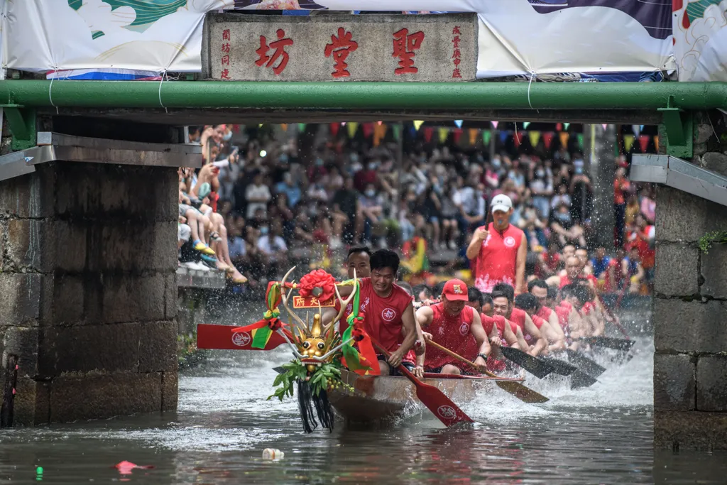 Sárkányhajó Kína Dragon boat drifting in Chinaâs Foshan festival 