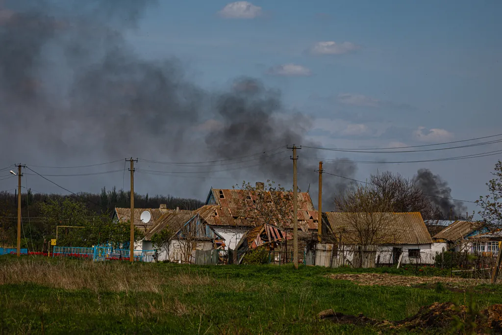 Ukrán válság 2022, orosz, ukrán, háború, Ukrajna, Temiryvka, füst, romos lakóház 