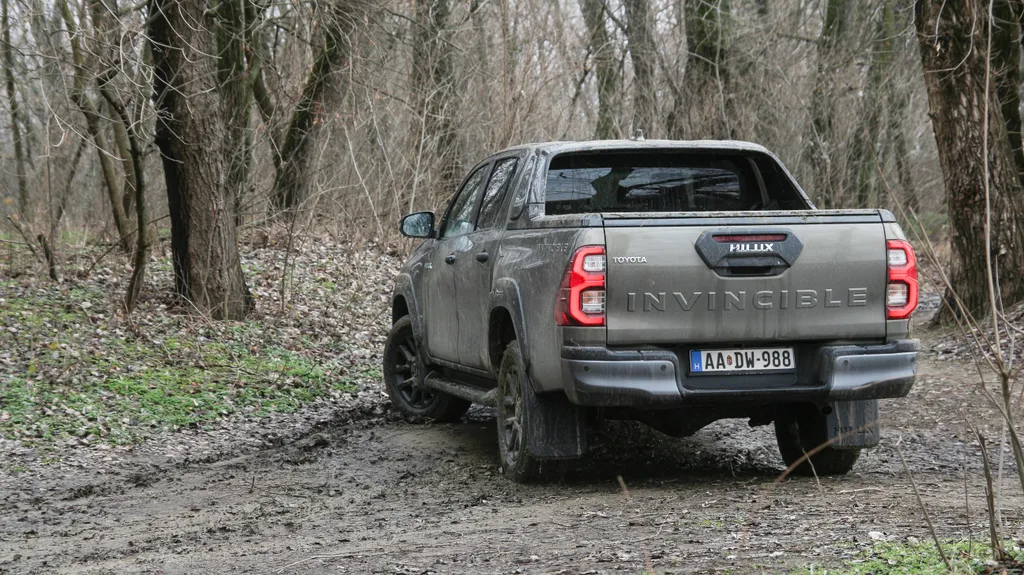 Toyota Hilux 2.8D-4D Invincible Sport teszt (2023) 