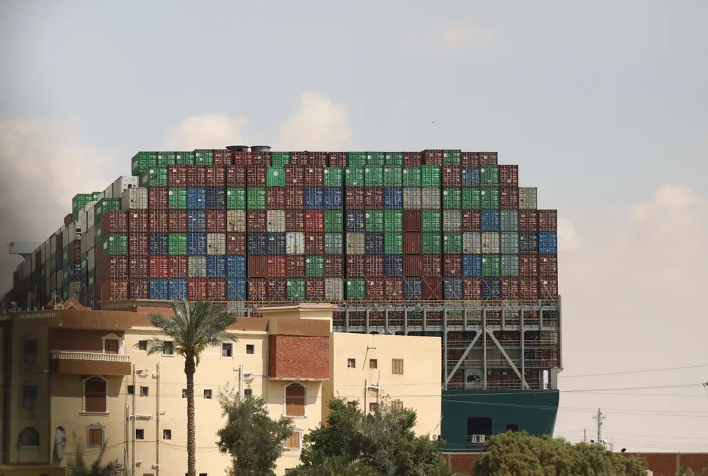 Képeken a Szuezi-csatornában elakadt konténerszállító óriáshajó, hajó, konténer, beszorult 