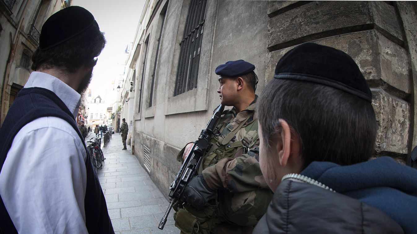 Francia katona őrködik egy zsidó iskola előtt Párizsban 