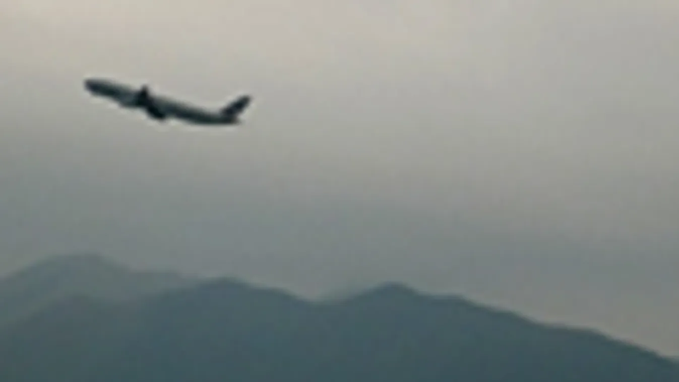 turbulencia, utasszállító repülőgép a viharban Hongkong felett 