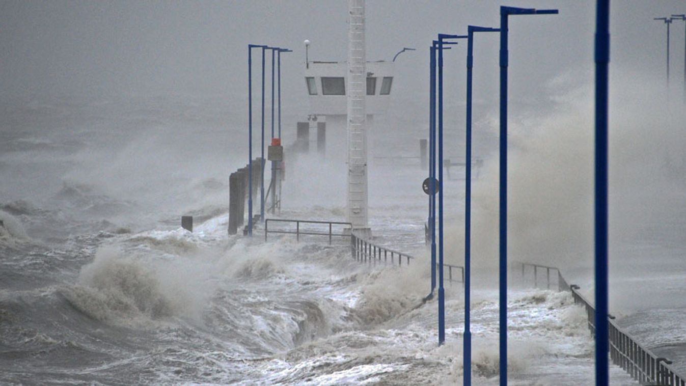 Xaver, vihar, Németország. Hullámok csapnak a partra az Északi-tenger Dagebuell melletti partszakaszánál, Németország, 2013. december.