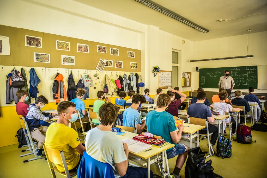 Újraindult a jelenléti oktatás az általános iskolák felső tagozatán és a középiskolákban
Piarista gimnázium Budapest 
