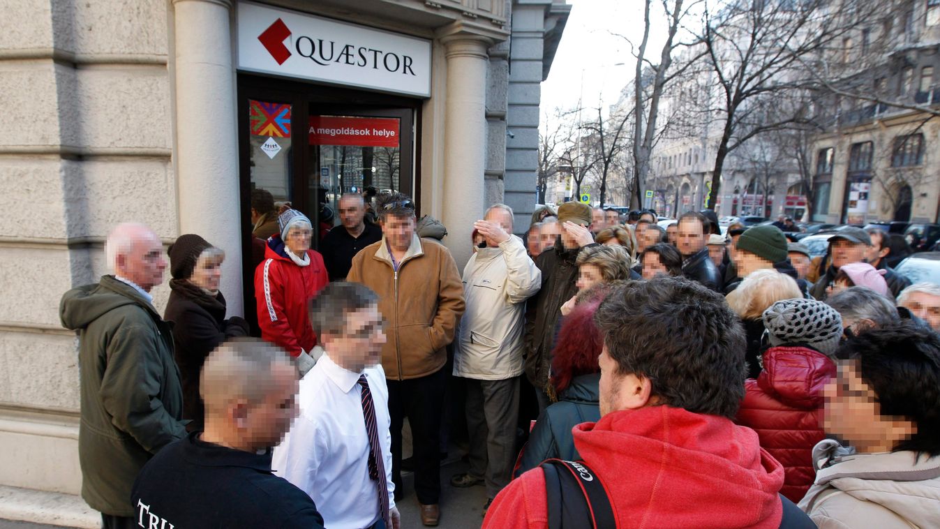 Budapest, 2015. március 10.
Ügyfelek várakoznak a Quaestor Értékpapír-kereskedelmi és Befektetési Zrt. ügyfélszolgálati irodája előtt az V. kerületi Báthori utcában 2015. március 10-én. Részlegesen felfüggesztette a Quaestor tevékenységi engedélyét a Magy