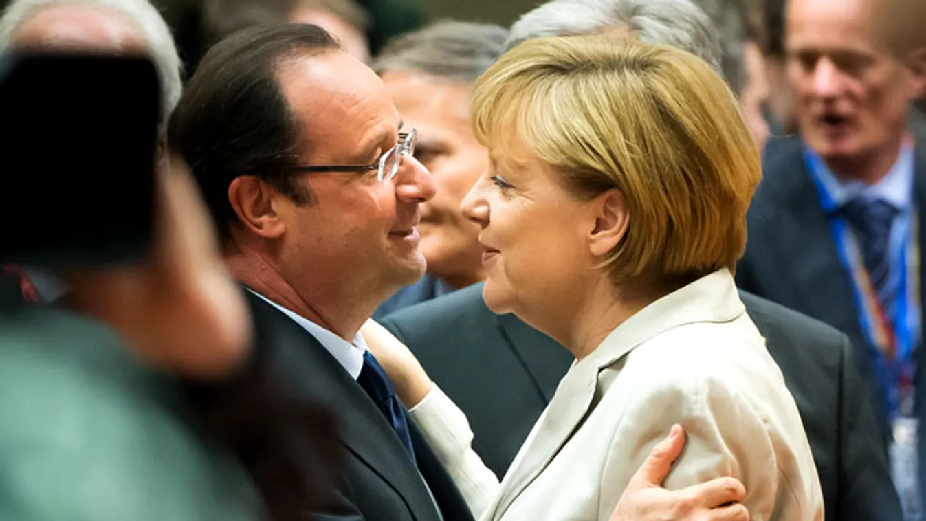 Francois Hollande francia elnök és Angela Merkel német kancellár bensőségesen üdvözlik egymást az Európai Unió csúcstalálkozóján Brüsszelben 