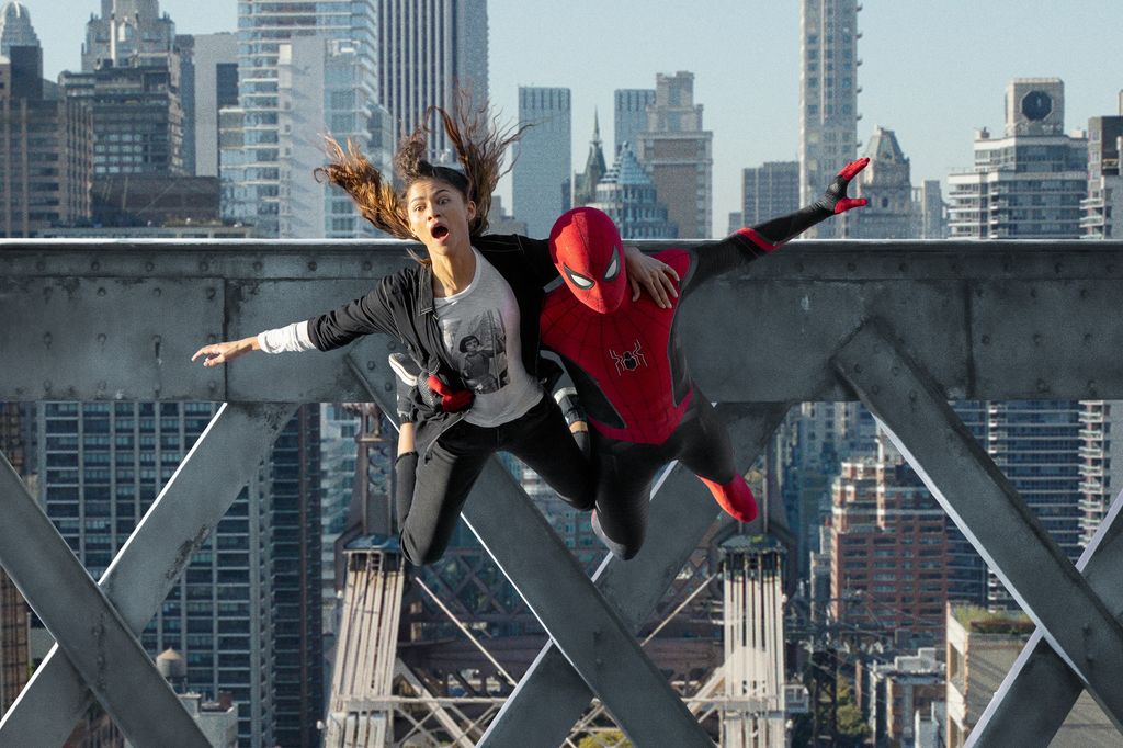 SN_111720 MJ (Zendaya) and Spider-Man jump off the bridge iin Columbia Pictures' SPIDER-MAN: NO WAY HOME. 