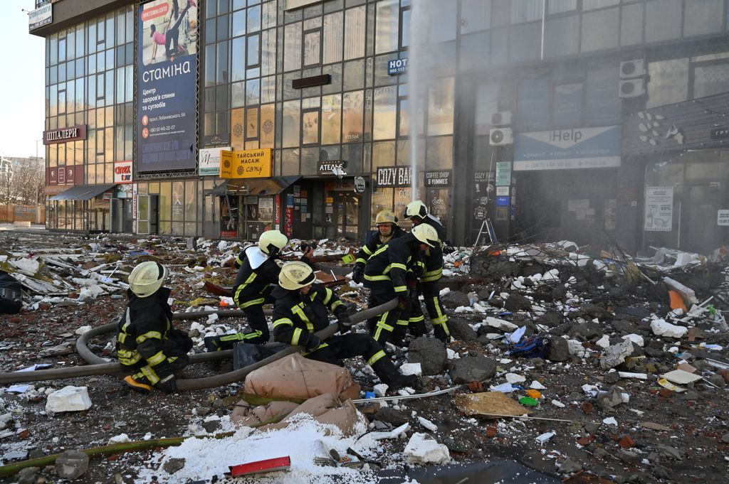 Ukrán válság 2022, ukrán, orosz, háború, Ukrajna, Kijev, szétbombázott épület 