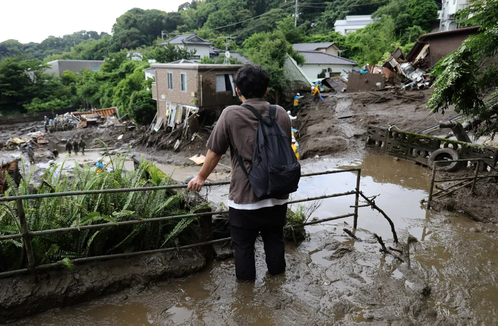 japán, földcsuszamlás, katasztrófa, sárlavina, sár, Atami, város, mentés, mentőalakulat 
