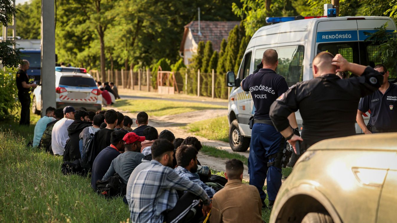 Migránsok csoportját fogják el határőrök és rendőrök Ásotthalom külterületén, a Makkoshetesi erdő magyar oldalán 2022 július 2-án., migráns csoport, rendőrség, illegális határátkelők, határőrség, rendészet 