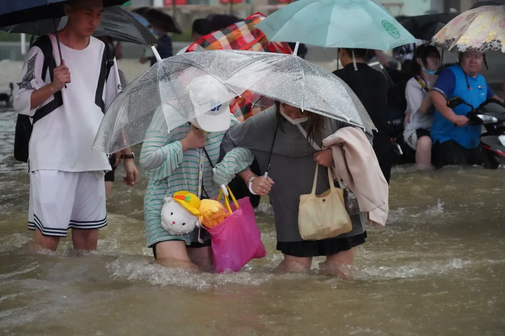 Zhengzhou Kína, eső, víz, Central China's Henan witnesses heaviest rainfall in 60 years China Chinese floodwater Henan rainstorm Zhengzhou Horizontal 