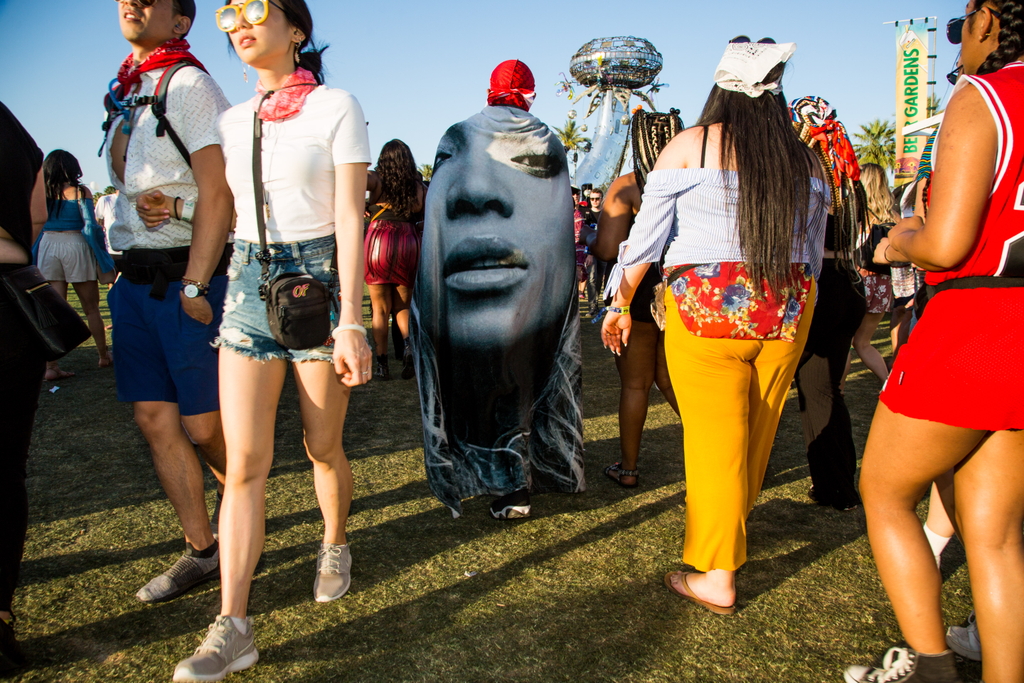 Beyoncé-galéria A fan walks through the festival grounds with a Beyonce cloth draped over during the Coachella Music and Arts Festival in Indio, California, April 14, 2018. / AFP PHOTO / Kyle Grillot 