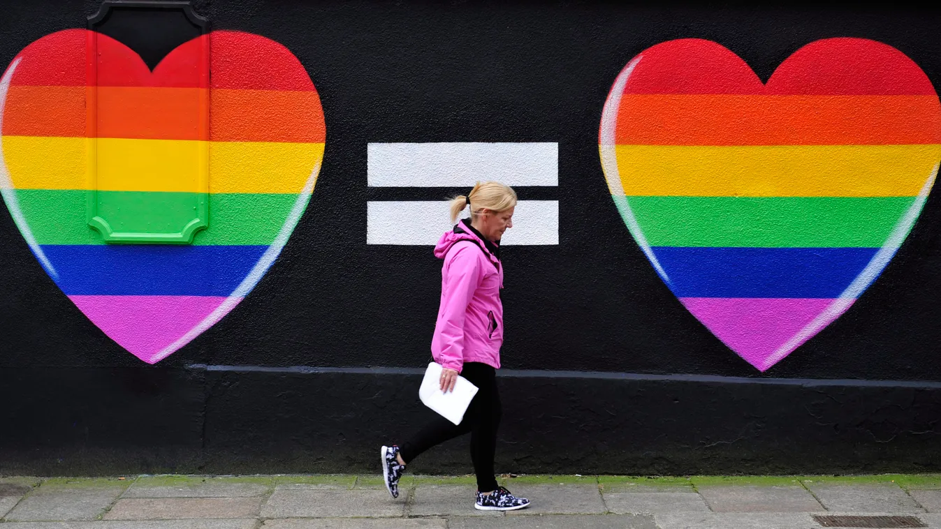 Dublin, 2015. május 22.
Kampányplakát Dublinban 2015. május 22-én Írországban, ahol ezen a napon országos népszavazást tartanak az azonos neműek házasságáról. (MTI/EPA/Aidan Crawley) 