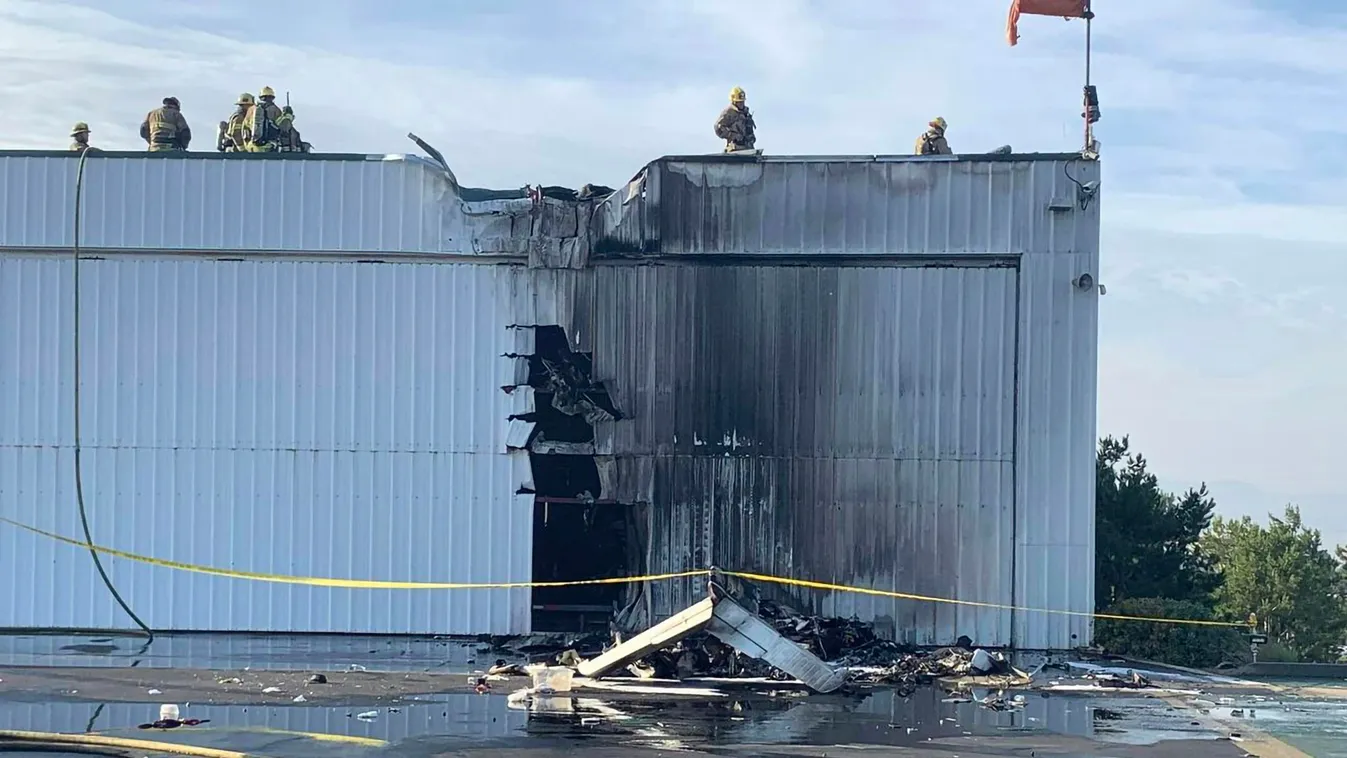 Upland, 2023. július 31.
A San Bernardino megyei tűzoltóság által közreadott képen tűzoltók dolgoznak a dél-kaliforniai Upland repülőterén, miután egy kisrepülőgép lezuhant, és közben hangárnak ütközött 2023. július 30-án. A tragédiában az egymotoros gépe