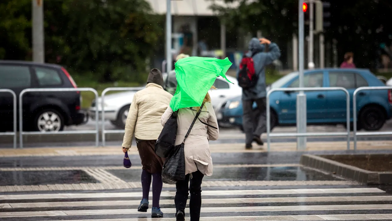 Egy járókelő esernyővel az erős szélben Budapesten 