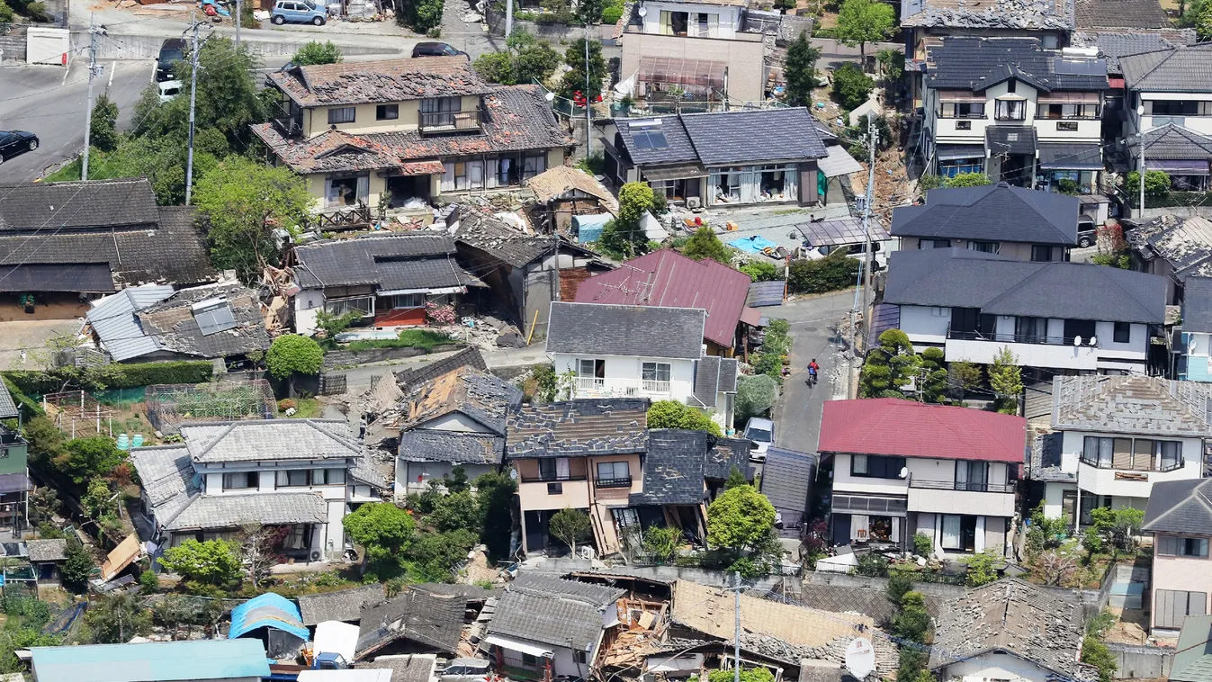 Horizontal An aerial view shows damaged houses in the town of Mashiki in Kumamoto prefecture, on April 15, 2016, after a strong 6.4-magnitude earthquake hit Japan's southwestern island of Kyushu the day before.  / AFP PHOTO / JIJI PRESS / JIJI PRESS 