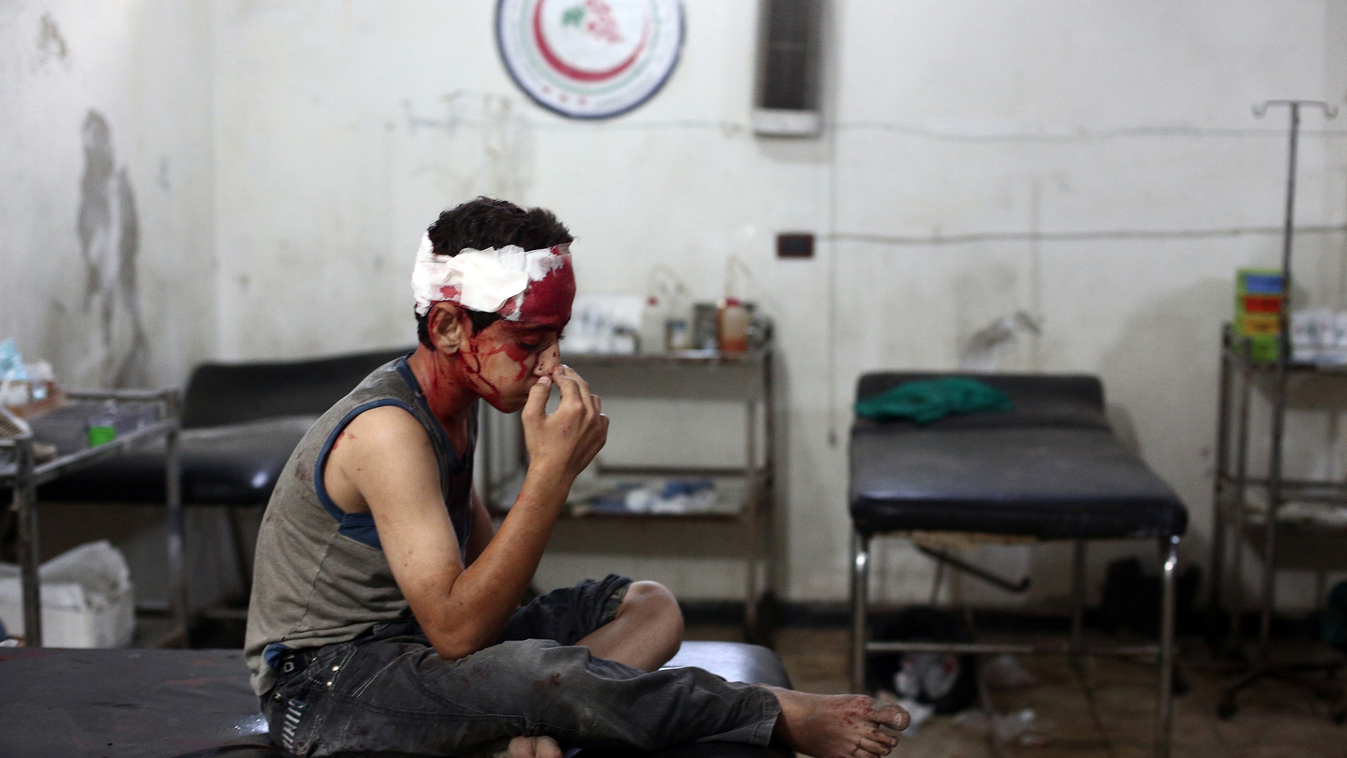 Sebesült kisfiú a doumai kórházban. An injured boy sits at a makeshift hospital syria
Szíriai gyerekek 