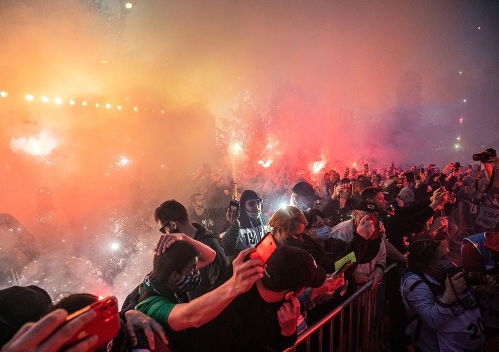 Szurkolók ünnepelnek, miután a Ferencváros labdarúgói átvették az aranyérmet és a bajnokcsapatnak járó kupát a Groupama Arénánál 