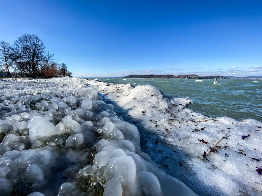 befagyott balaton, jeges balaton, időjárás, jég, tél 