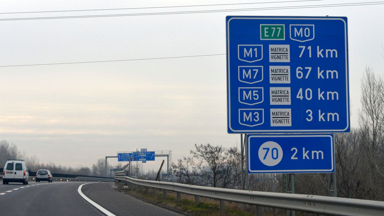 autó autópályadíj autóút FOTÓ ÁLTALÁNOS KÖZLEKEDÉSI ESZKÖZ M0 tábla Budapest, 2014. december 11.
Az M0-s autóút 11-es út és M3-as autópálya közötti szakasza Budapest határában 2014. december 11-én. Megszűnik januártól az M0-s általános díjmentessége. Az N