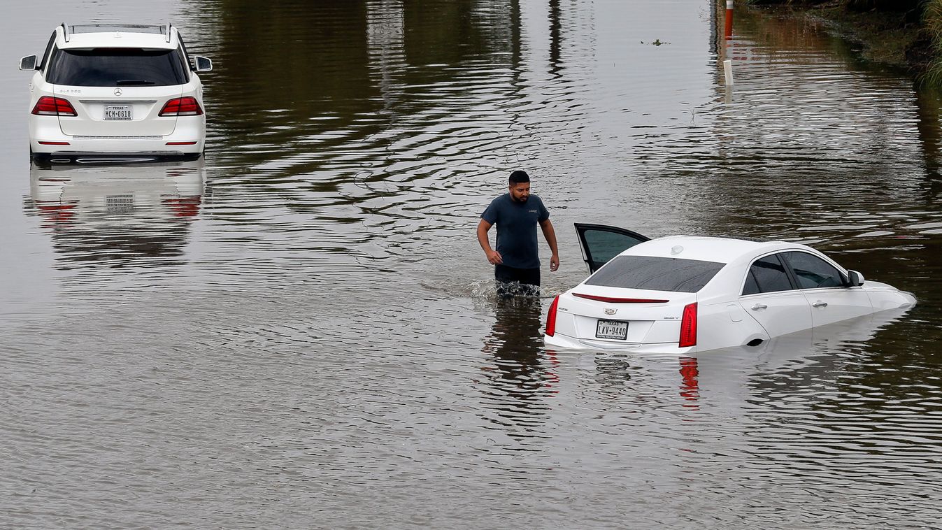 Houston, 2020. szeptember 22.
Vízben rekedt autójához megy egy férfi a Béta trópusi vihar elvonulása után Houston egyik elöntött utcáján 2020. szeptember 22-én. Ebben az évben a Béta a kilencedik névvel ellátott vihar, amely a szárazföldi Amerikára lecsap