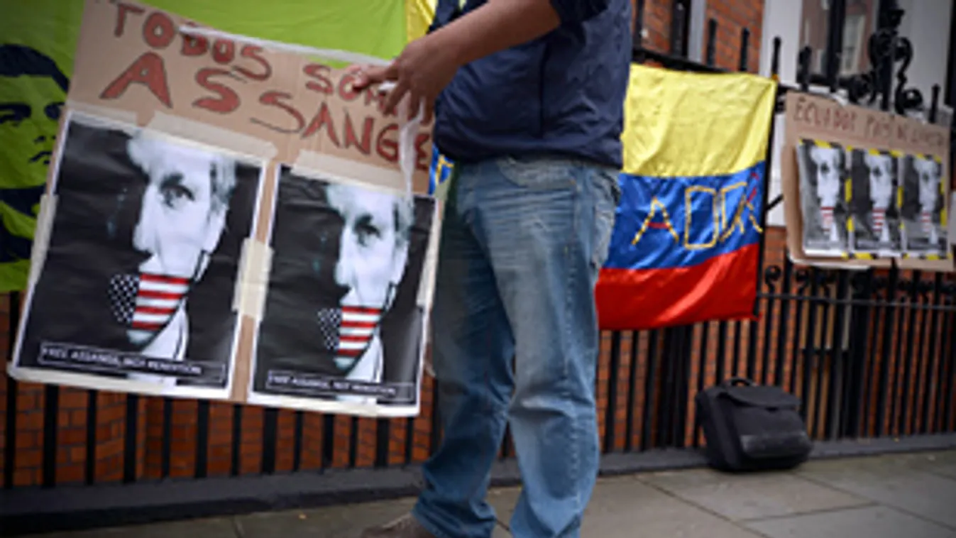 Assange az ecuadori nagykövetségen talált menedéket, tüntetők a nagykövetség épülete előtt Londonban, WikiLeaks