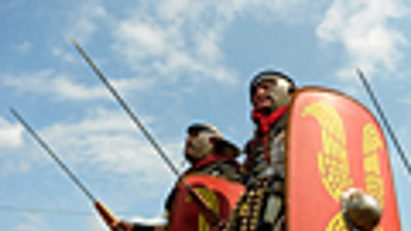 római légiósoknak öltözött olasz statiszták egy ókori hagyományőrző fesztiválon  Svishtovban, római kori tábor, 