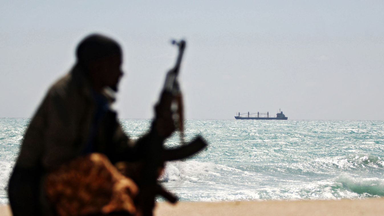 szomáliai kalózok, háttérben egy görög teherhajó, 