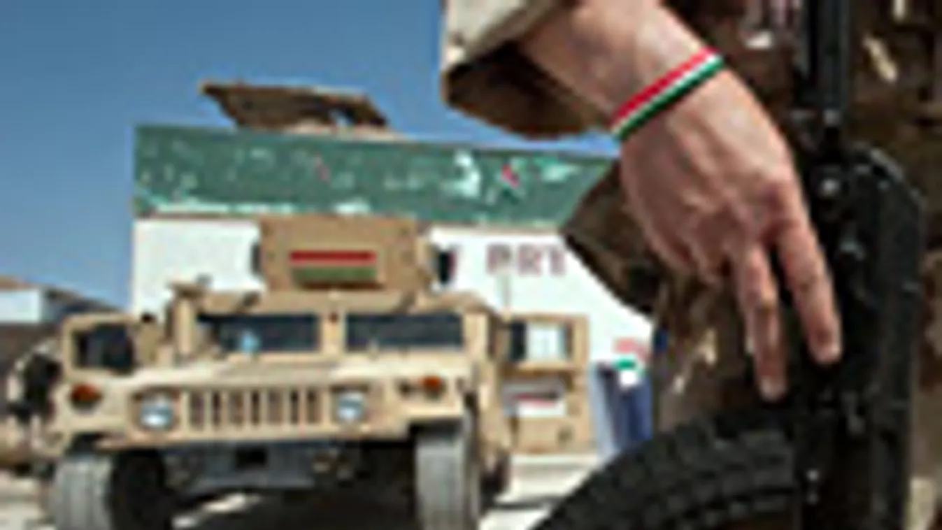 Afganisztán, Magyar katona áll fegyverével kezében a Magyar Honvédség (MH) Tartományi Újjáépítési Csoportjának táborában, a Camp Pannóniában, az afganisztáni Puli-Humriban