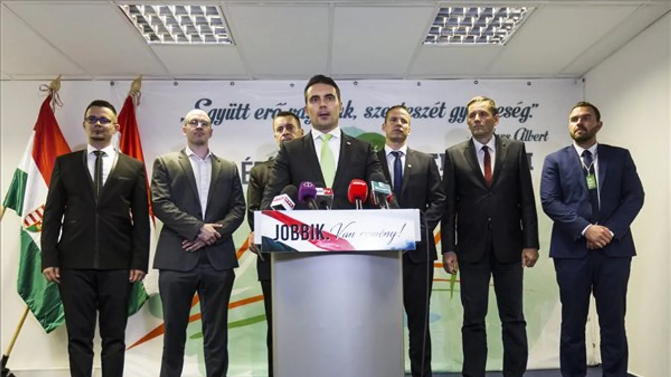 Vona Gábor, a Jobbik újraválasztott elnöke (k) a párt tisztújító kongresszusa után tartott sajtótájékoztatón a Budapest Kongresszusi Központban 2016. május 29-én. 
