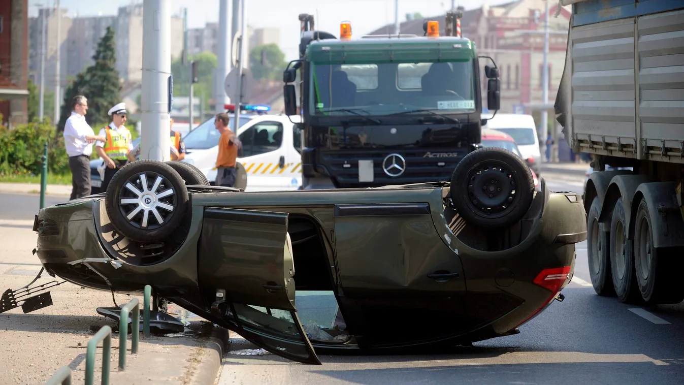 Budapest, 2015. június 3.
Felborult személyautó Budapesten, a Kőbányai út és a Könyves Kálmán körút kereszteződésénél 2015. június 3-án. Az autó kamionnal ütközött, a balesetben senki nem sérült meg.
MTI Fotó: Mihádák Zoltán 