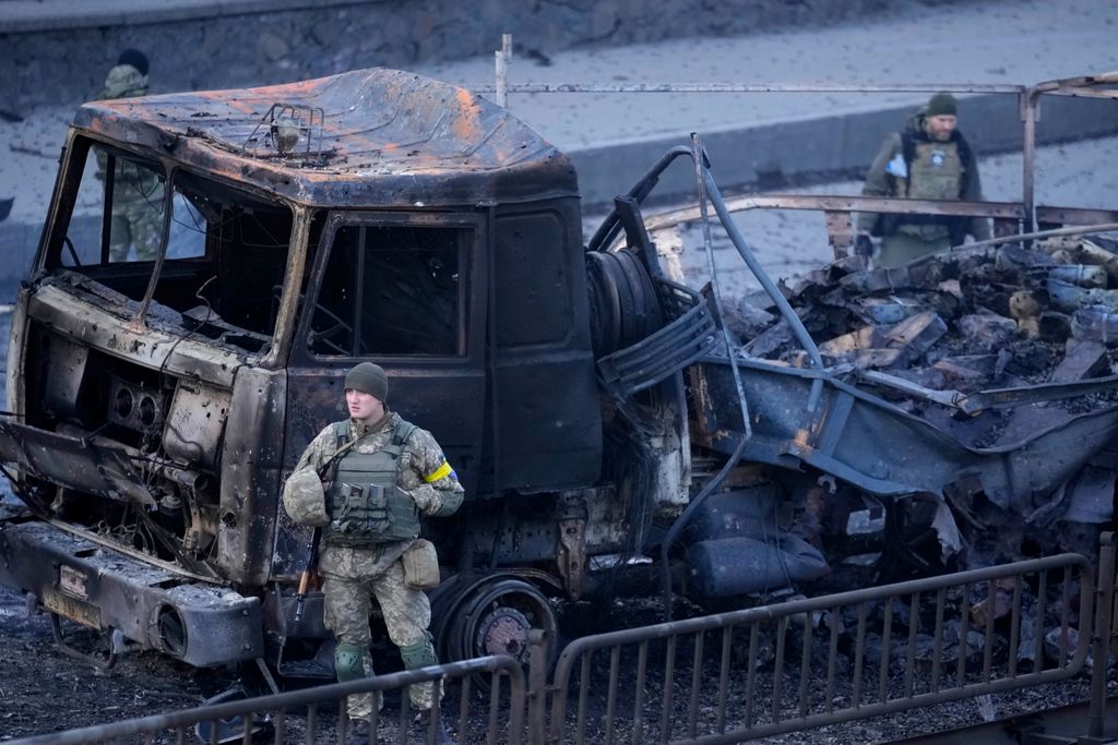 Ukrán válság 2022, ukrán, orosz, háború, Ukrajna, Kijev, katona, kiégett jármú 