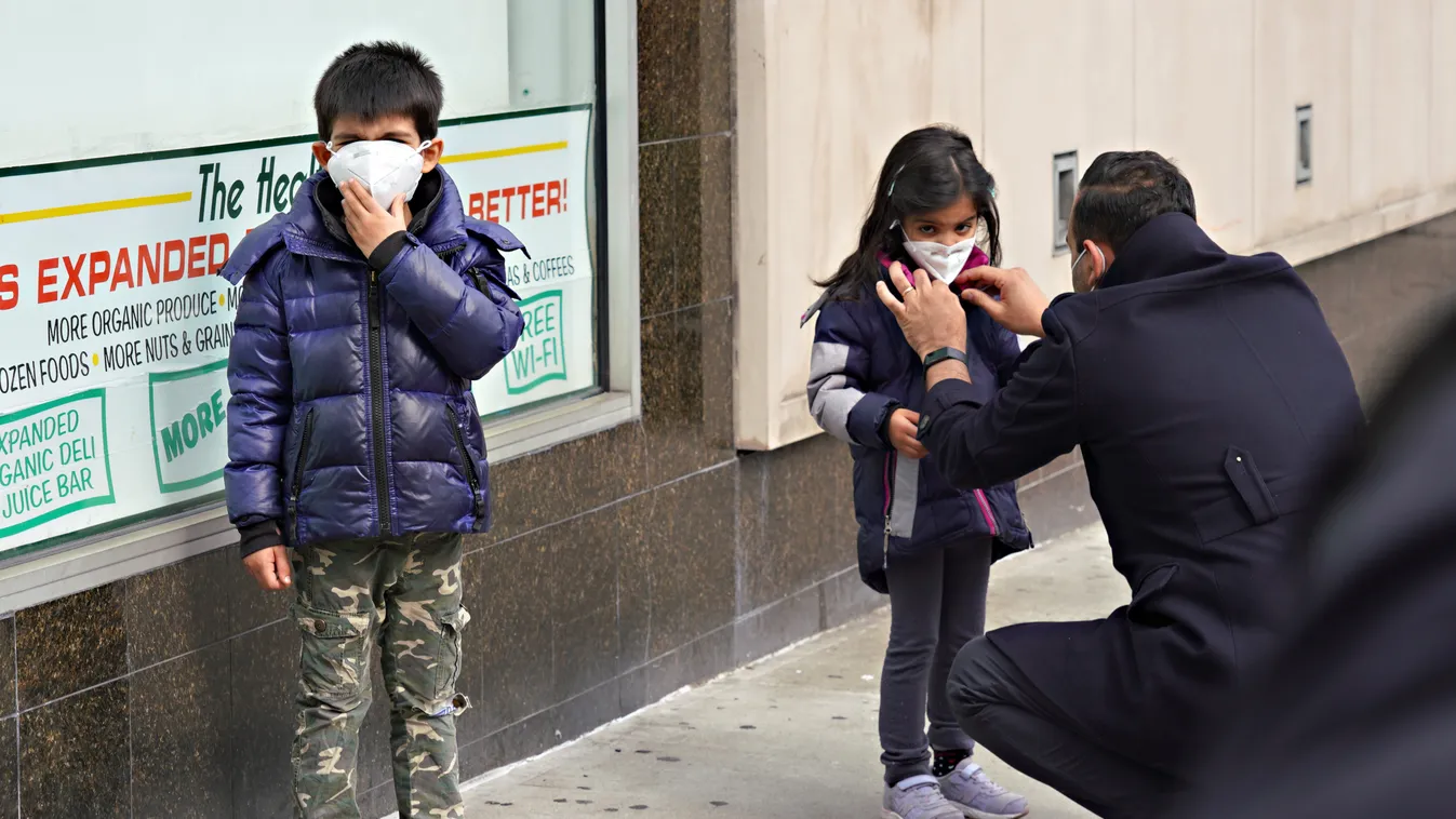 Daily Life In New York City Amid Coronavirus korona vírus járvány fertőzés betegség New York maszk tavasz tömeg USA koronavírus gyerek gyerekek 