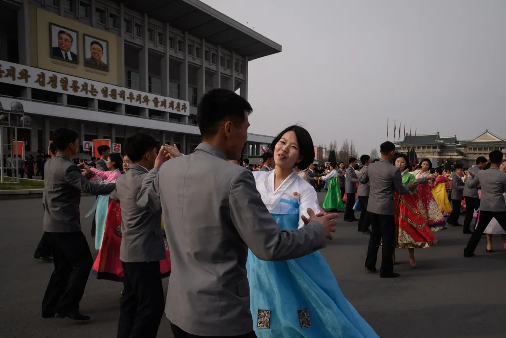 Tömeges táncparádé Phenjanban Észak-Korea 