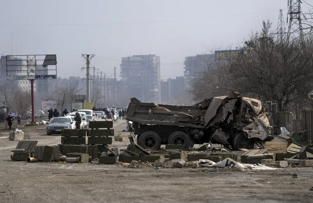 Ukrán válság 2022, orosz, ukrán, háború, Ukrajna, Mariupol, kiégett jármű, evakuálás, kiégett teherautó 