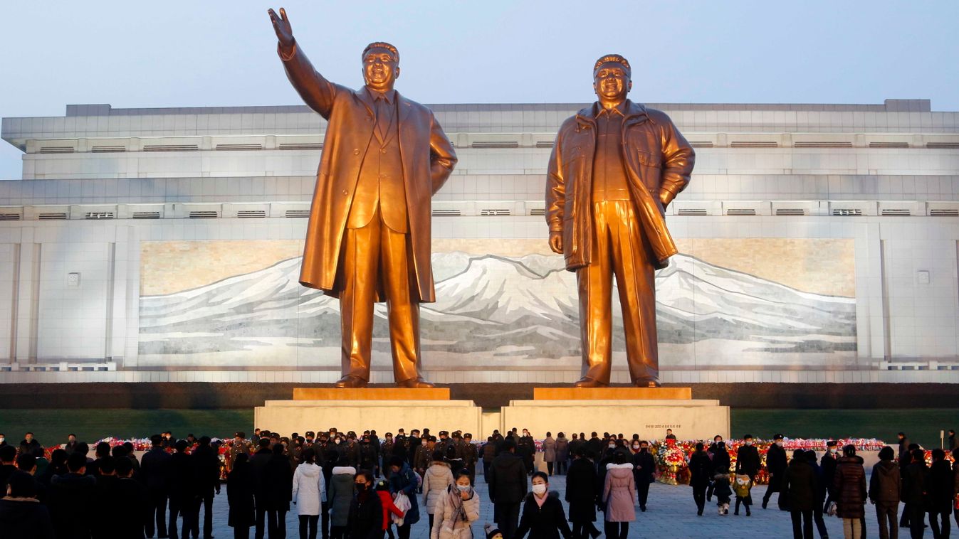 KIM Ir Szen; KIM Dzsong Il Phenjan, 2021. december 17.
Látogatók Kim Ir Szen (b) és Kim Dzsong Il néhai észak-koreai vezetők emlékművénél az észak-koreai fővárosban, Phenjanban 2021. december 16-án, egy nappal Kim Dzsong Il halálának 10. évfordulója előtt