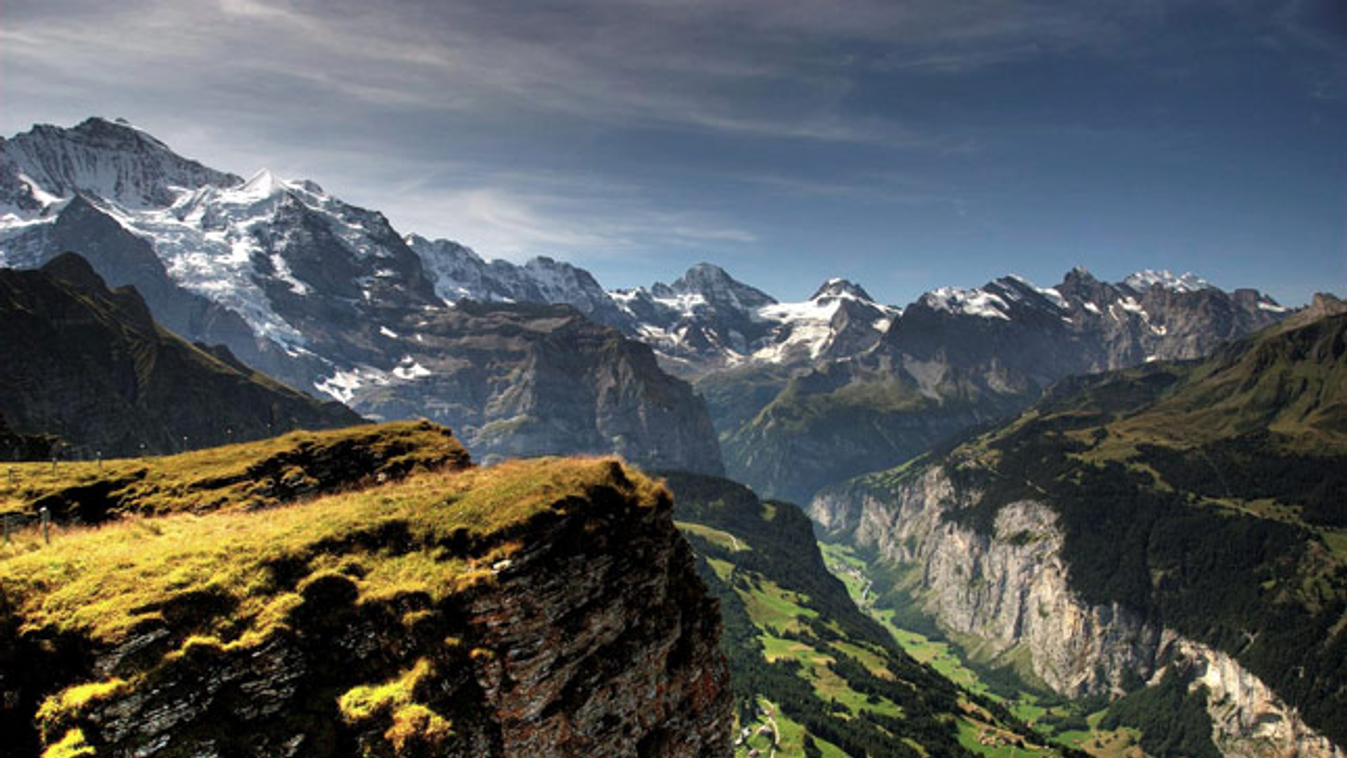 A Jungfrau (balra) a Männlichen-csúcsról, Alpok