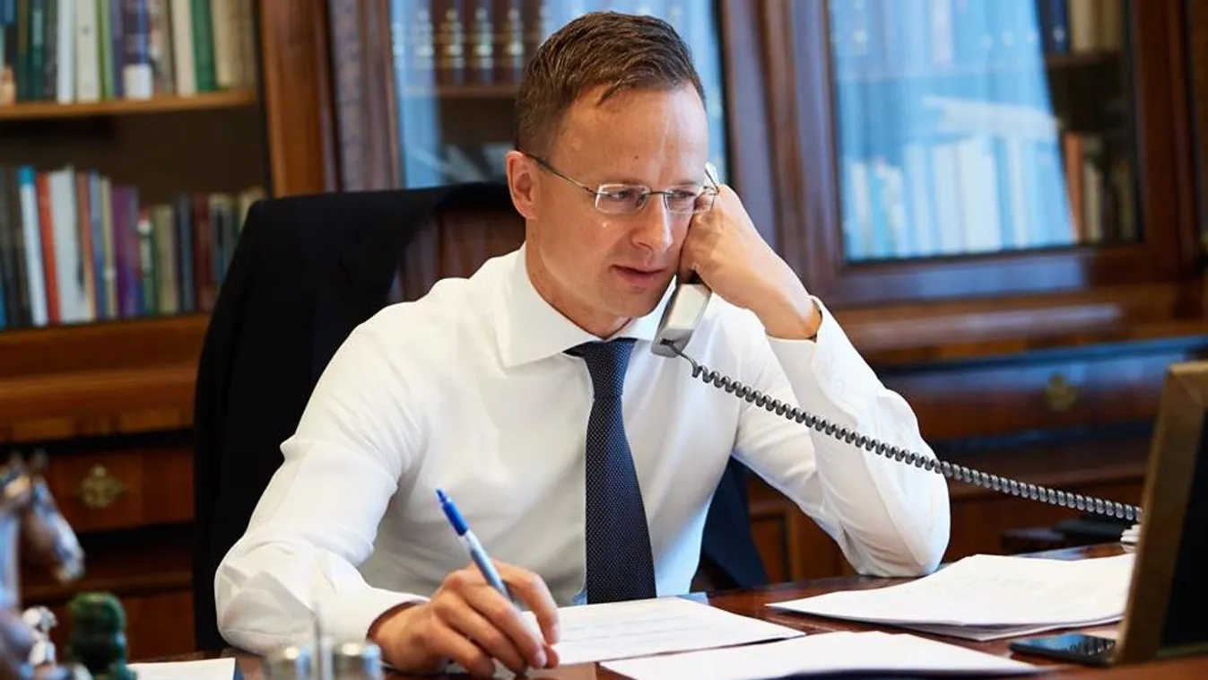 Szijjártó Péter, telefonál 