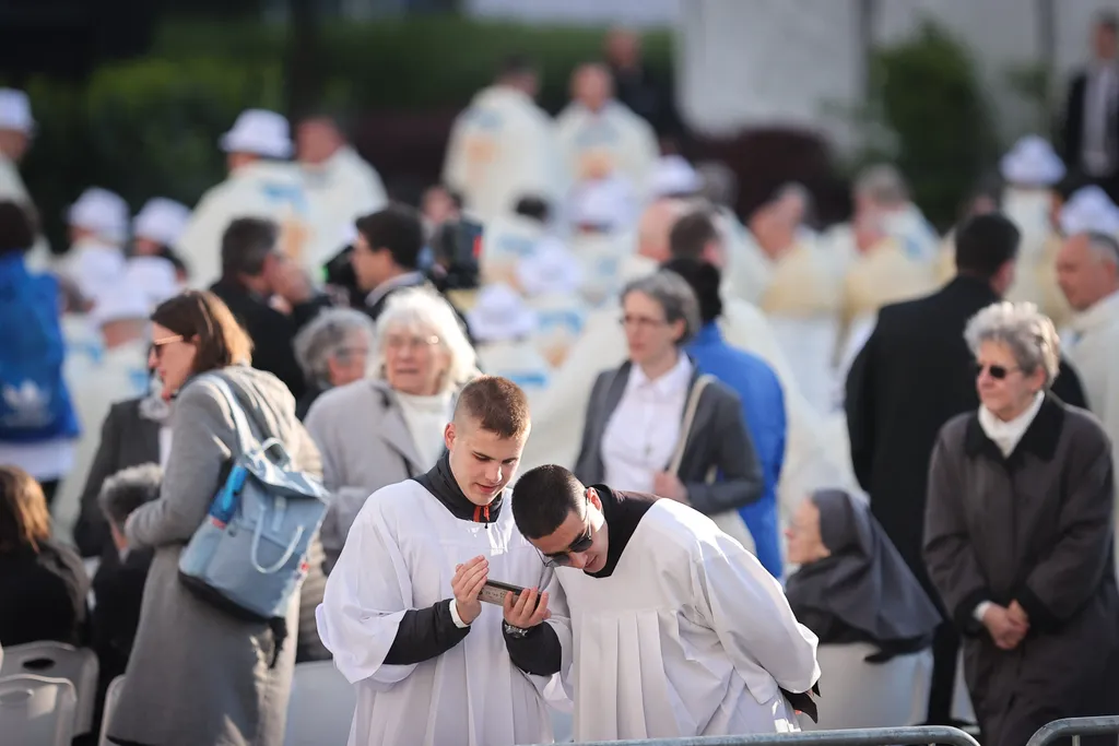 Ferencpápa2023, Ferenc pápa, pápalátogatás, háromnapos apostoli látogatás, Ferenc pápa magyarországi látogatása, Magyarország, vasárnap, 2023, Kossuth tér, mise, szentmise, Parlament előtt 