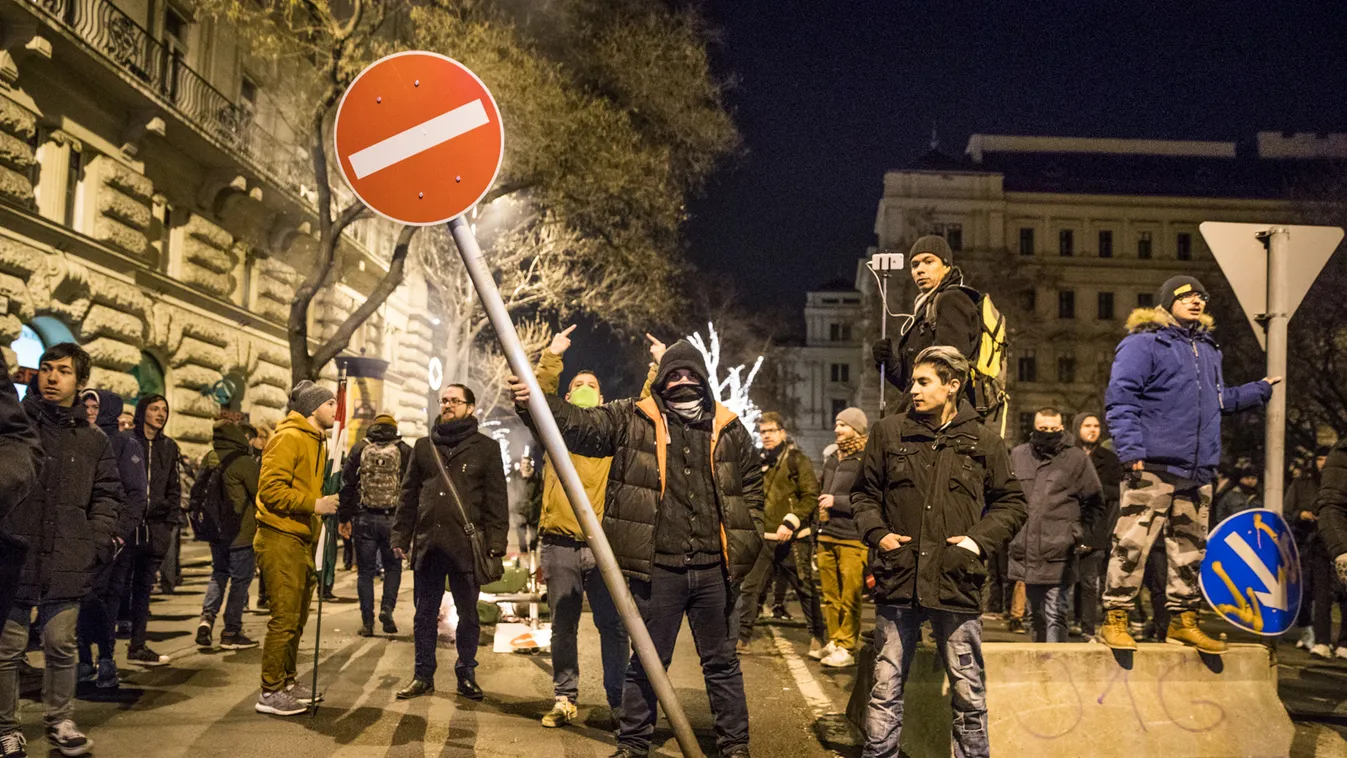 Tüntetés a Parlament előtt 2018.12.12. 