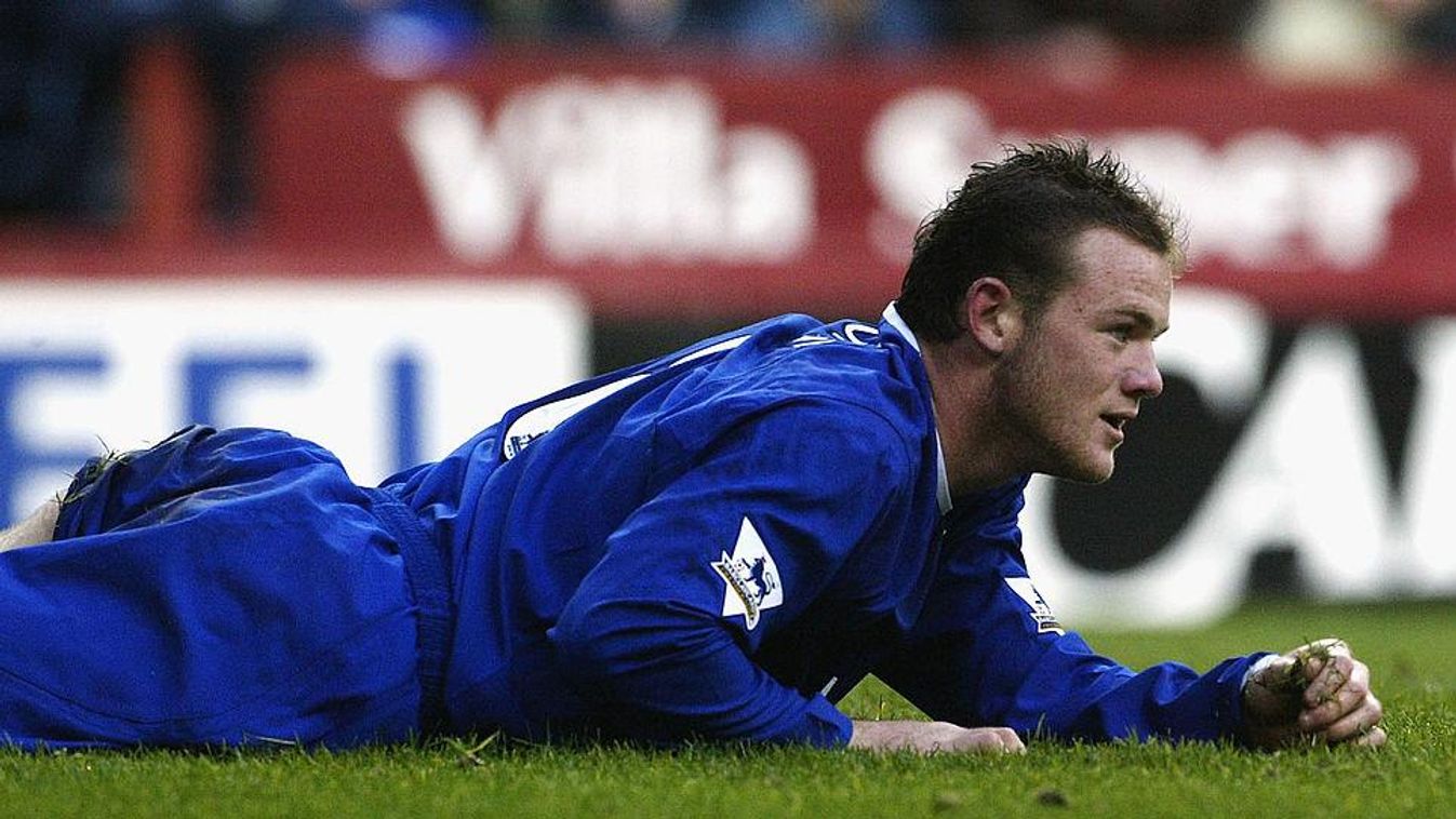 Wayne Rooney of Everton looks dejected 