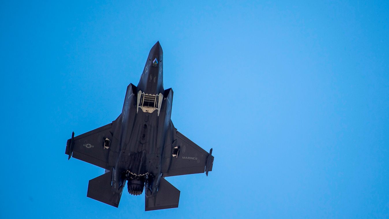 Horizontal (FILES) In this file photo taken on June 12, 2019 an F-35 fighter plane flies over the White House in Washington DC. - Washington announced on September 11, 2019, it has approved the sale of 32 F-35s to Poland for $ 6.5 billion, a move likely t