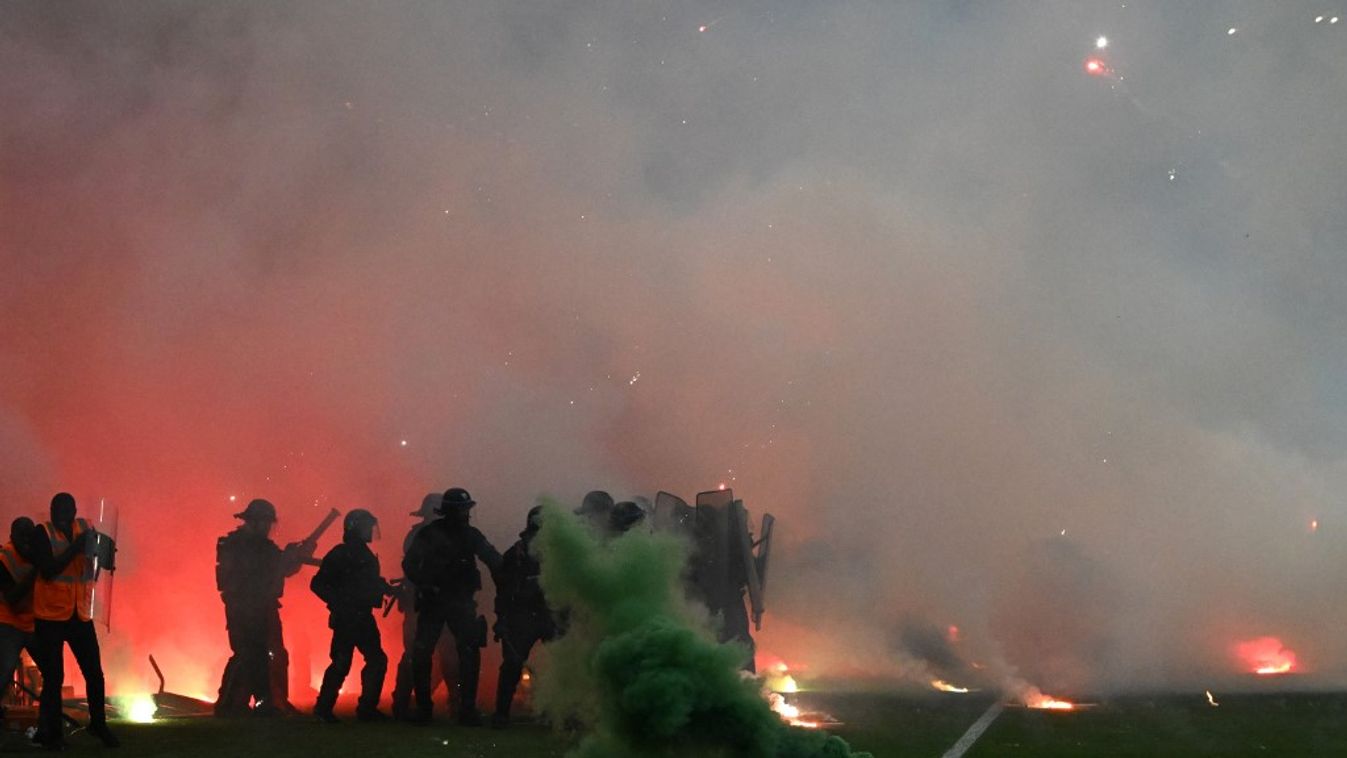 fbl TOPSHOTS Horizontal SPORTS FAN FOOTBALL SMOKE FLARE VIOLENCE IN SPORT SPORTS FIELD ANGRY CONFRONTATION 